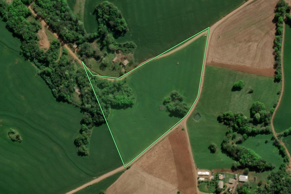 Imagem de satélite do imóvel rural em Tiradentes do Sul (RS), com o contorno declarado no CAR desenhado por cima.