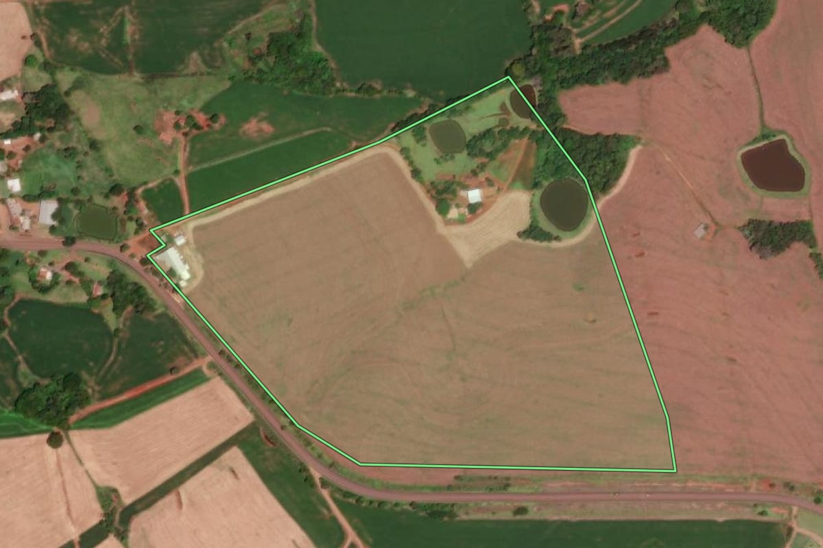 Imagem de satélite do imóvel rural em Tiradentes do Sul (RS), com o contorno declarado no CAR desenhado por cima.