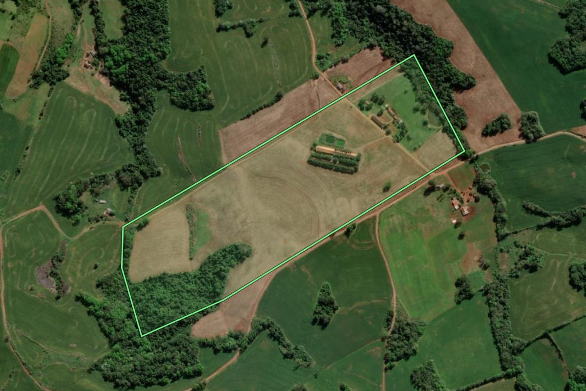Imagem de satélite do imóvel rural em Tiradentes do Sul (RS), com o contorno declarado no CAR desenhado por cima.