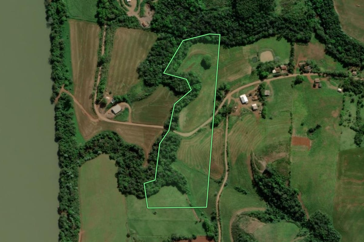 Imagem de satélite do imóvel rural em Tiradentes do Sul (RS), com o contorno declarado no CAR desenhado por cima.