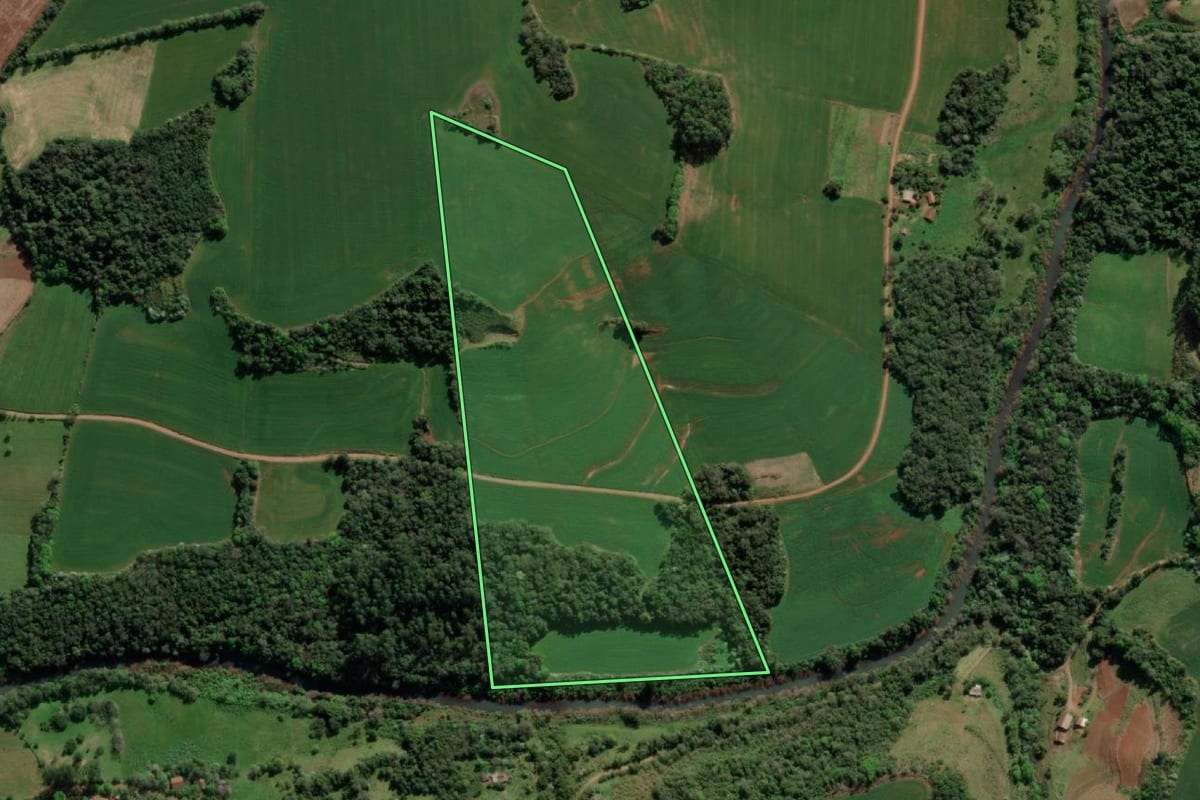 Imagem de satélite do imóvel rural em Tiradentes do Sul (RS), com o contorno declarado no CAR desenhado por cima.
