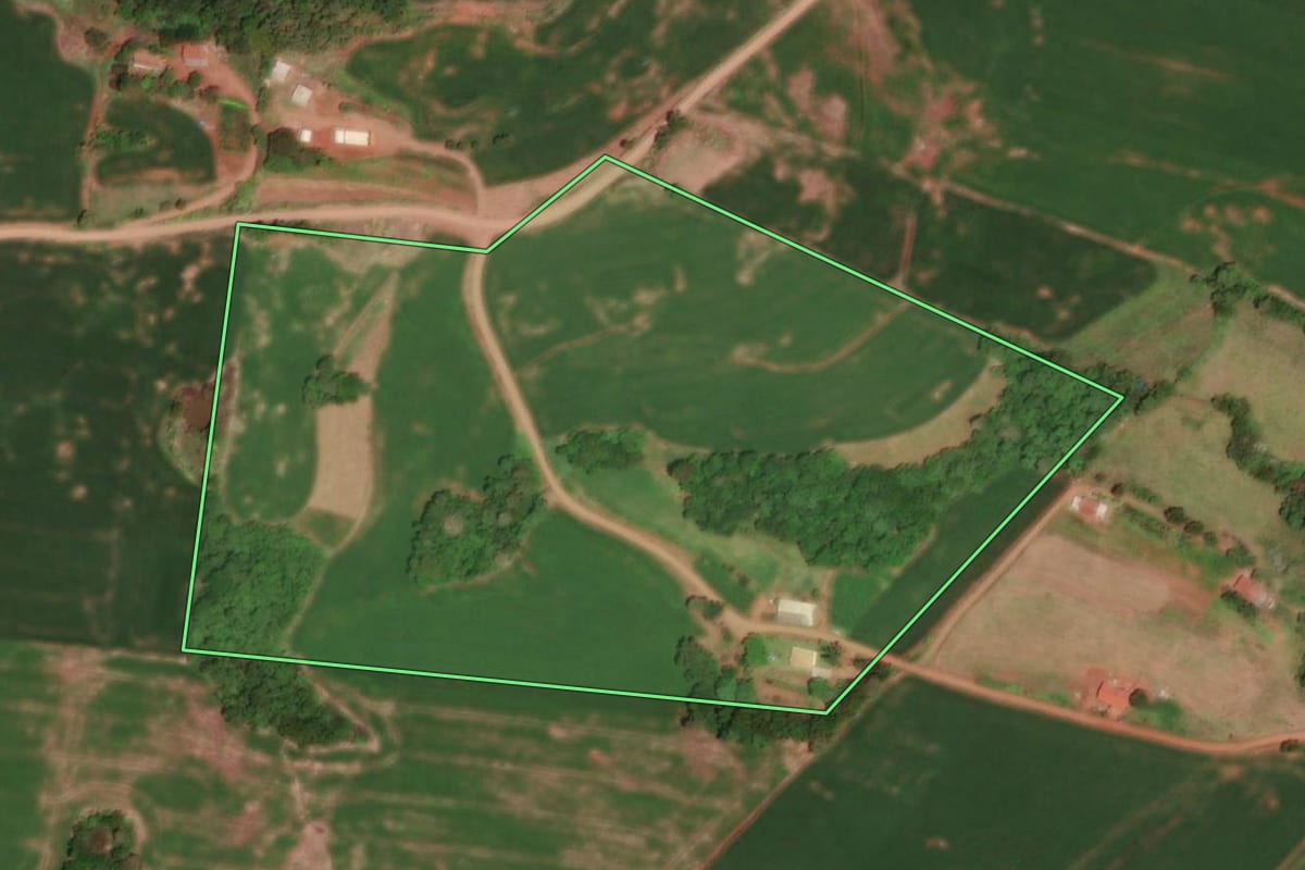 Imagem de satélite do imóvel rural em Tiradentes do Sul (RS), com o contorno declarado no CAR desenhado por cima.
