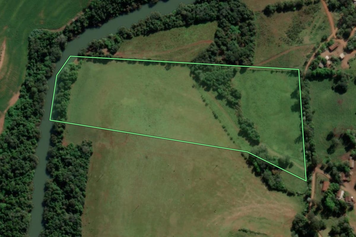 Imagem de satélite do imóvel rural em Tiradentes do Sul (RS), com o contorno declarado no CAR desenhado por cima.