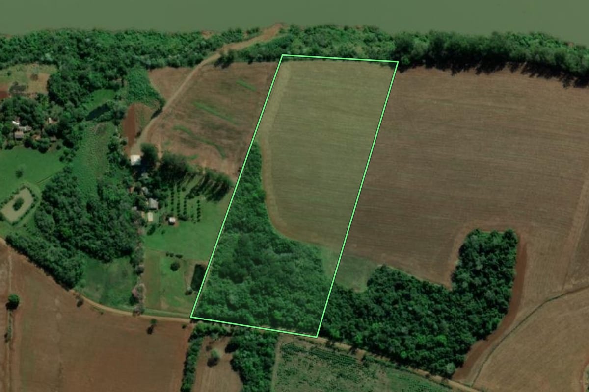 Imagem de satélite do imóvel rural em Tiradentes do Sul (RS), com o contorno declarado no CAR desenhado por cima.