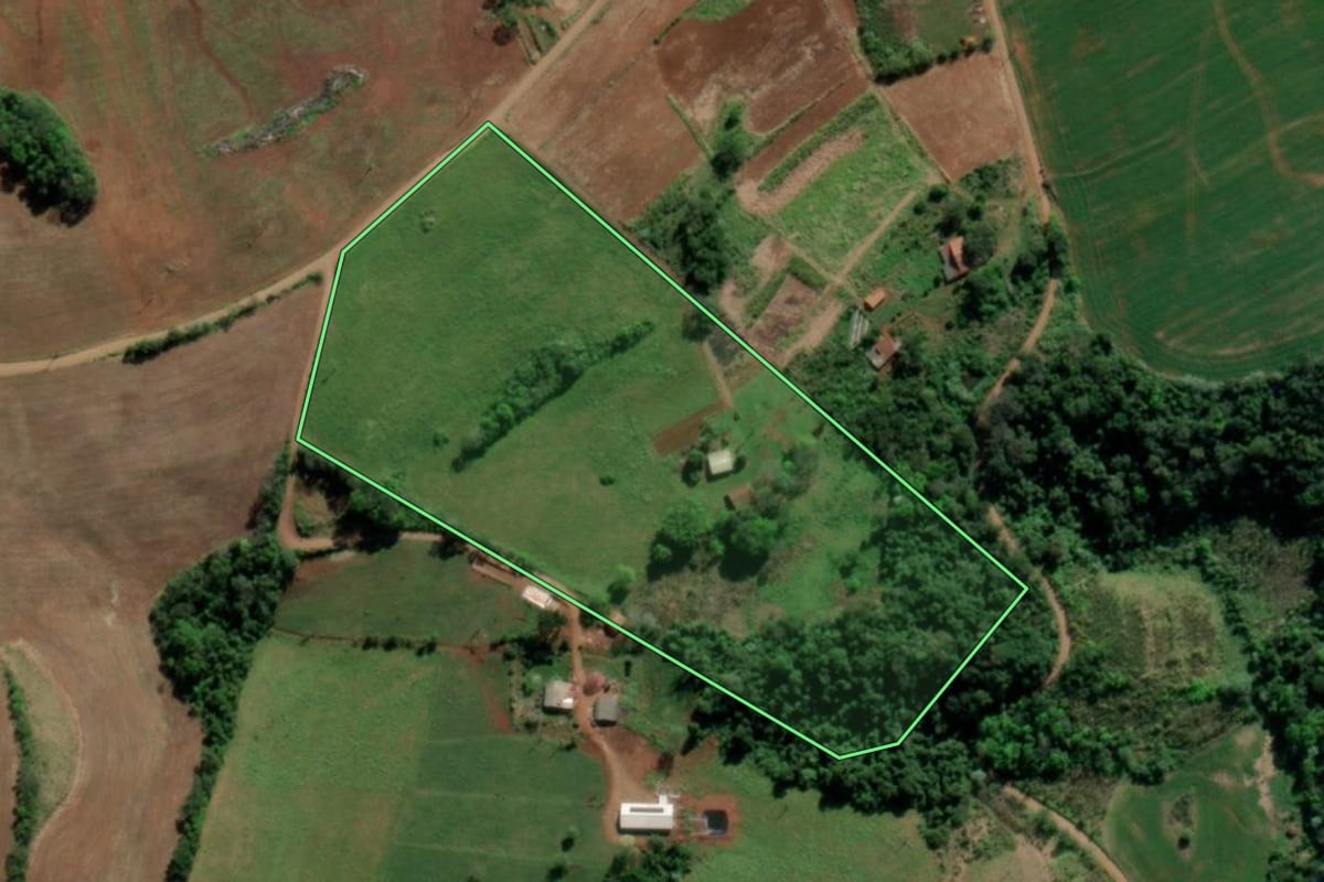 Imagem de satélite do imóvel rural em Tiradentes do Sul (RS), com o contorno declarado no CAR desenhado por cima.