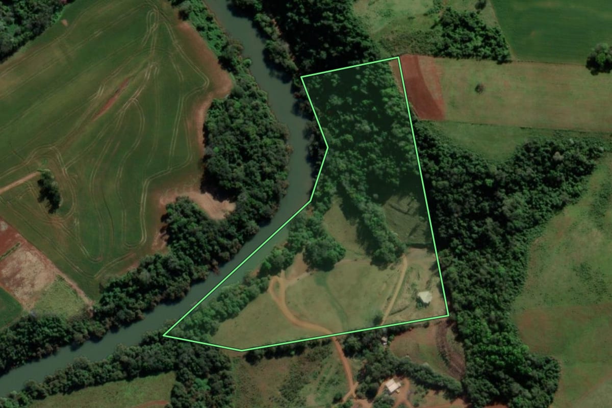 Imagem de satélite do imóvel rural em Tiradentes do Sul (RS), com o contorno declarado no CAR desenhado por cima.