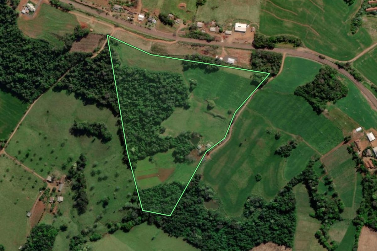 Imagem de satélite do imóvel rural em Tiradentes do Sul (RS), com o contorno declarado no CAR desenhado por cima.