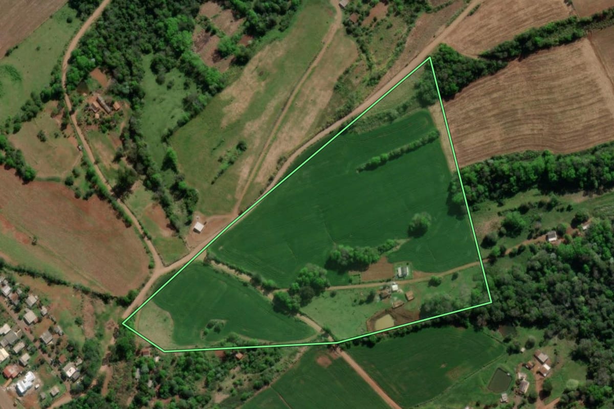 Imagem de satélite do imóvel rural em Tiradentes do Sul (RS), com o contorno declarado no CAR desenhado por cima.