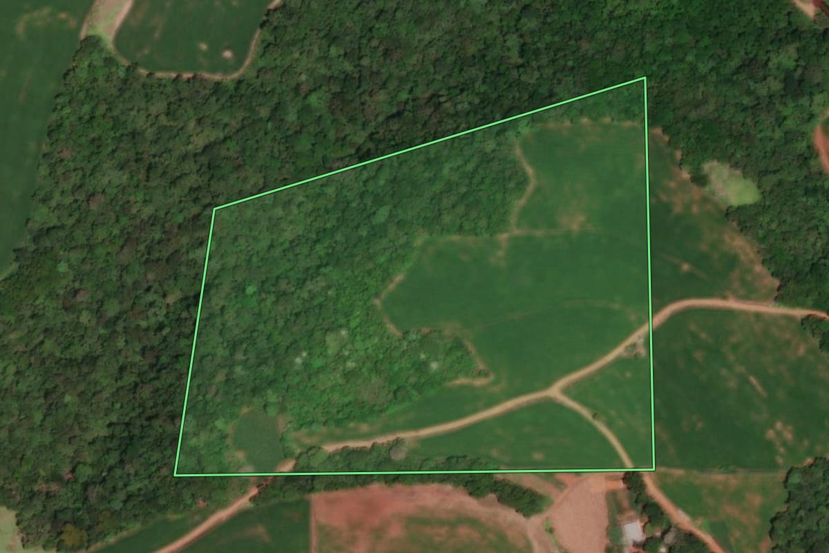 Imagem de satélite do imóvel rural em Tiradentes do Sul (RS), com o contorno declarado no CAR desenhado por cima.