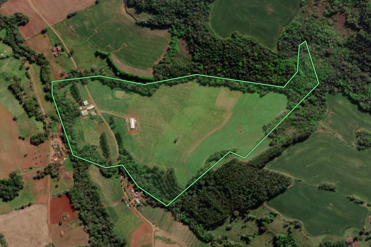Imagem de satélite do imóvel rural em Tiradentes do Sul (RS), com o contorno declarado no CAR desenhado por cima.