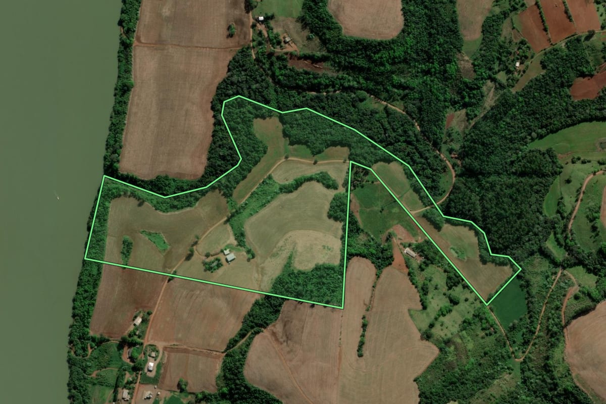 Imagem de satélite do imóvel rural em Tiradentes do Sul (RS), com o contorno declarado no CAR desenhado por cima.