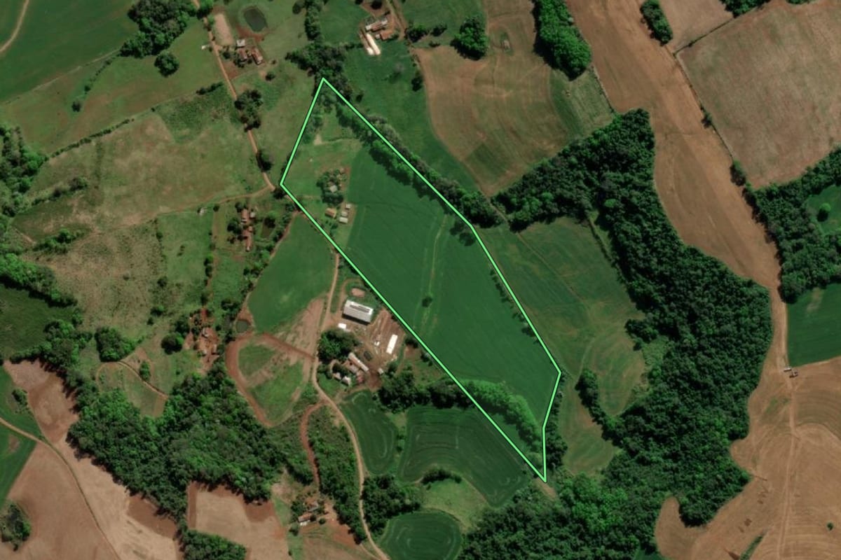 Imagem de satélite do imóvel rural em Tiradentes do Sul (RS), com o contorno declarado no CAR desenhado por cima.
