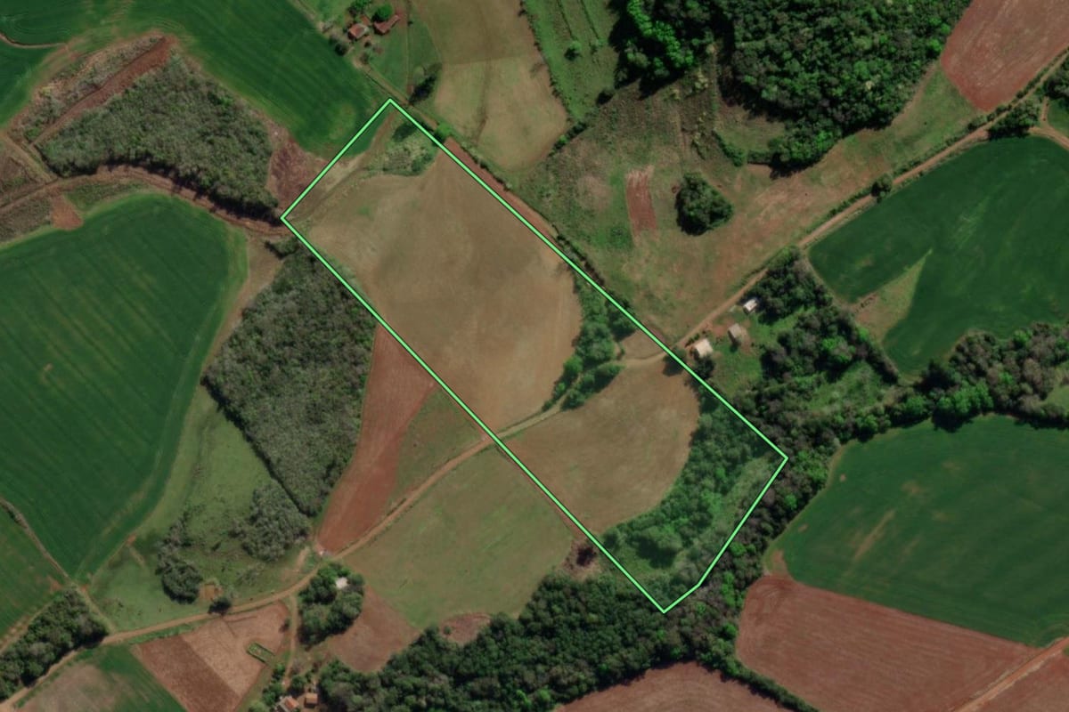 Imagem de satélite do imóvel rural em Tiradentes do Sul (RS), com o contorno declarado no CAR desenhado por cima.
