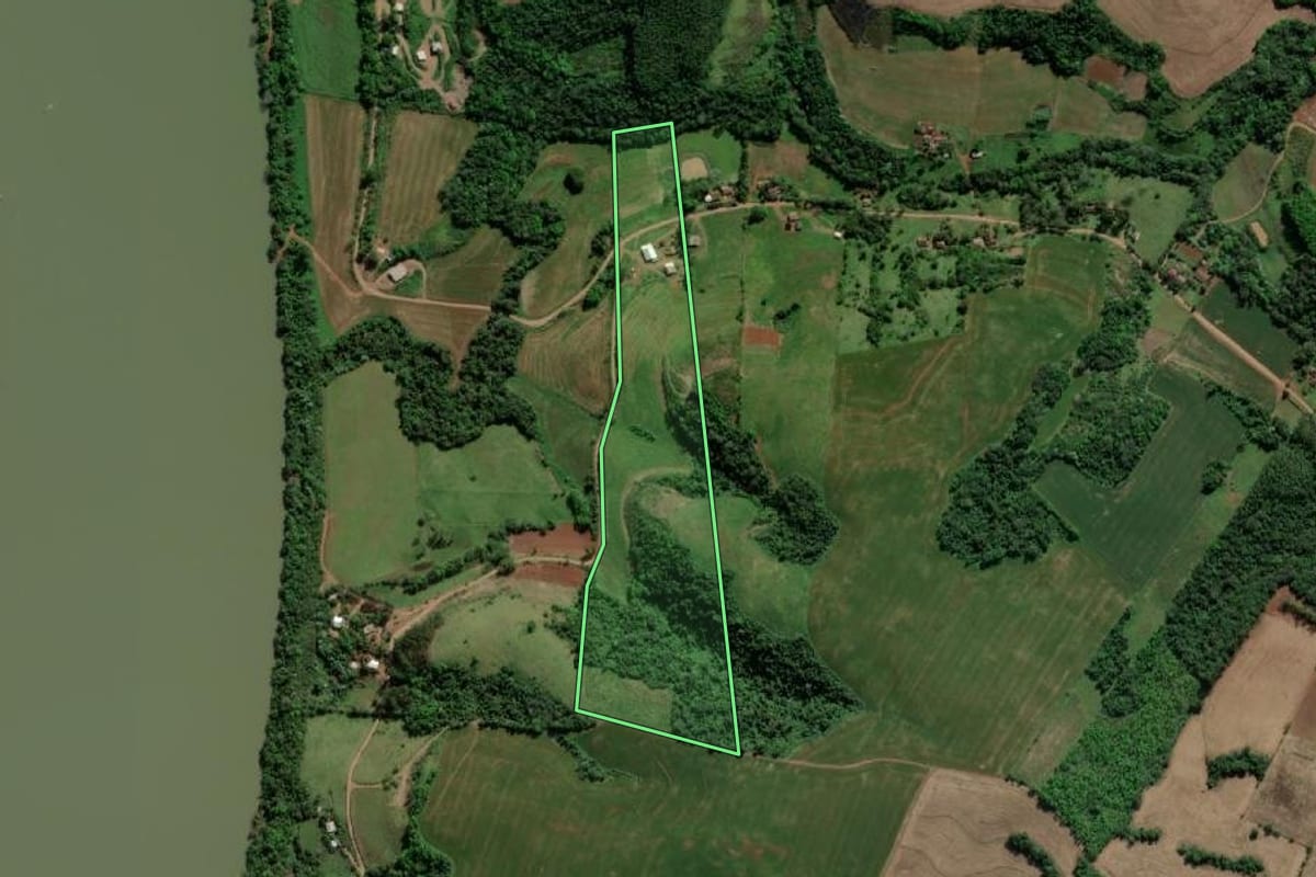 Imagem de satélite do imóvel rural em Tiradentes do Sul (RS), com o contorno declarado no CAR desenhado por cima.