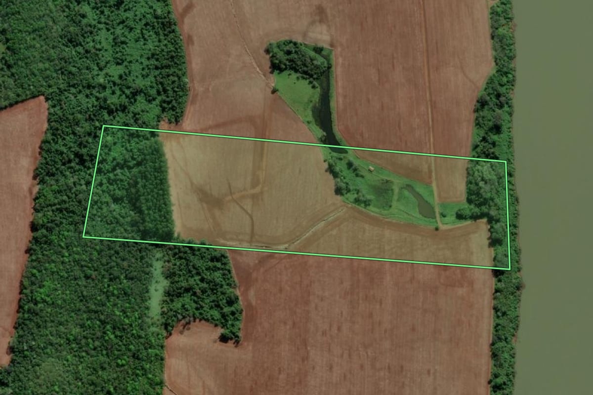 Imagem de satélite do imóvel rural em Tiradentes do Sul (RS), com o contorno declarado no CAR desenhado por cima.