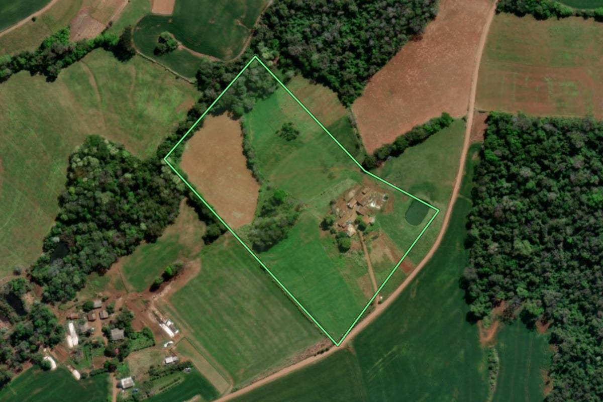 Imagem de satélite do imóvel rural em Tiradentes do Sul (RS), com o contorno declarado no CAR desenhado por cima.