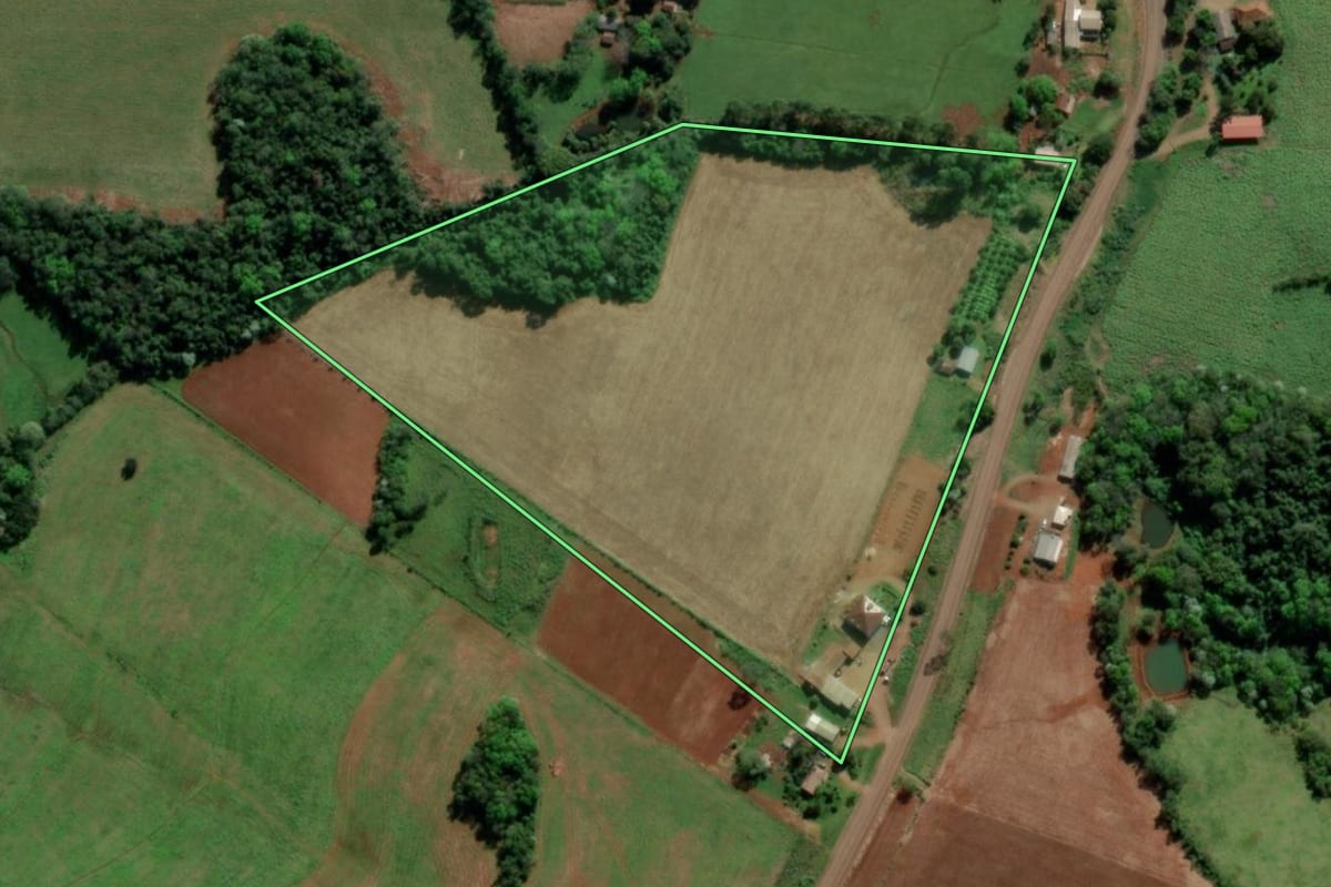 Imagem de satélite do imóvel rural em Tiradentes do Sul (RS), com o contorno declarado no CAR desenhado por cima.
