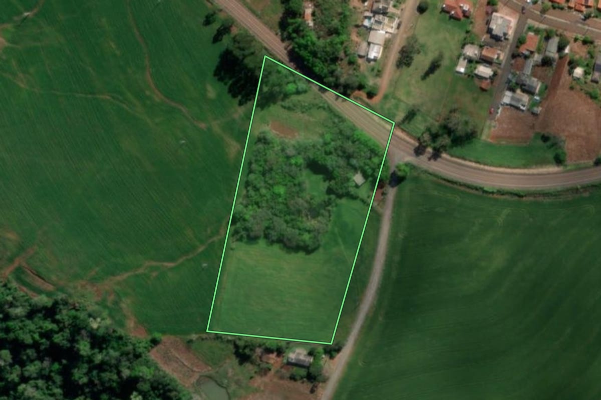 Imagem de satélite do imóvel rural em Tiradentes do Sul (RS), com o contorno declarado no CAR desenhado por cima.