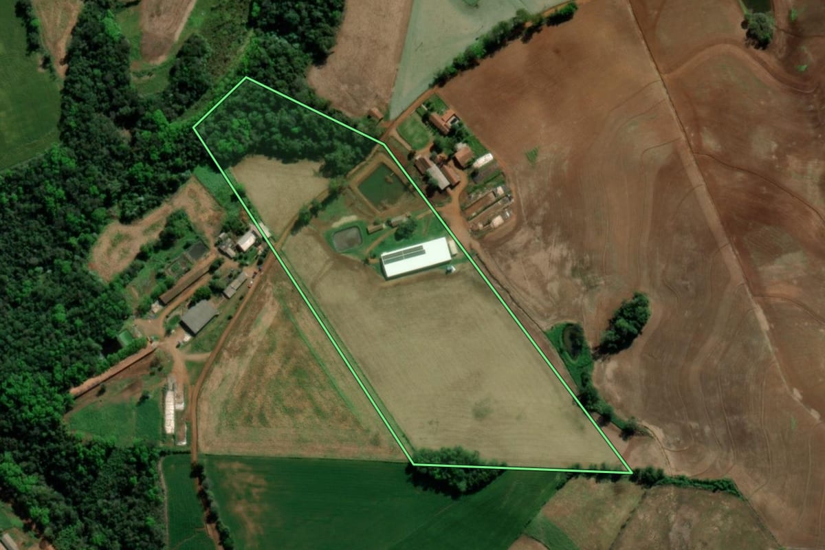 Imagem de satélite do imóvel rural em Tiradentes do Sul (RS), com o contorno declarado no CAR desenhado por cima.