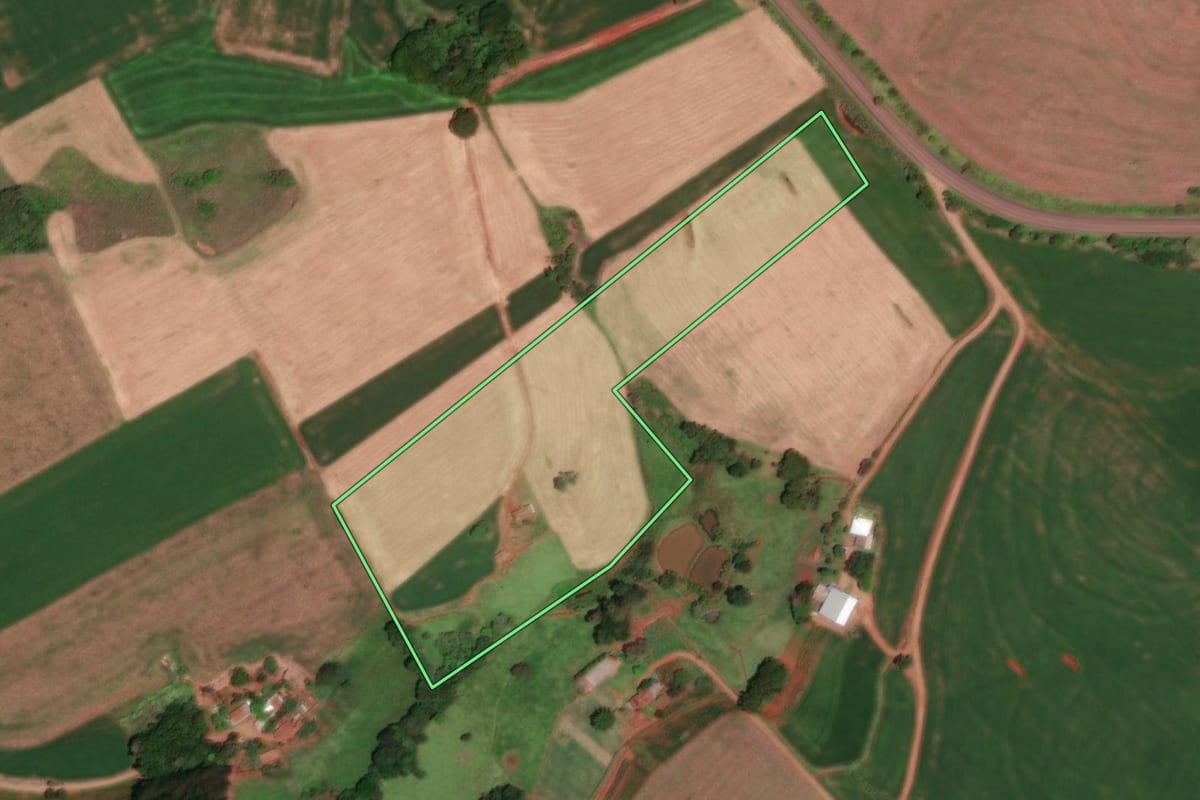 Imagem de satélite do imóvel rural em Tiradentes do Sul (RS), com o contorno declarado no CAR desenhado por cima.