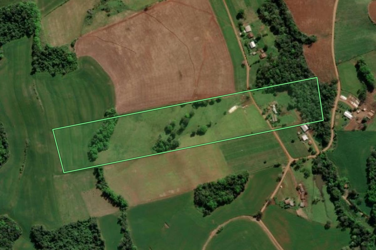 Imagem de satélite do imóvel rural em Tiradentes do Sul (RS), com o contorno declarado no CAR desenhado por cima.