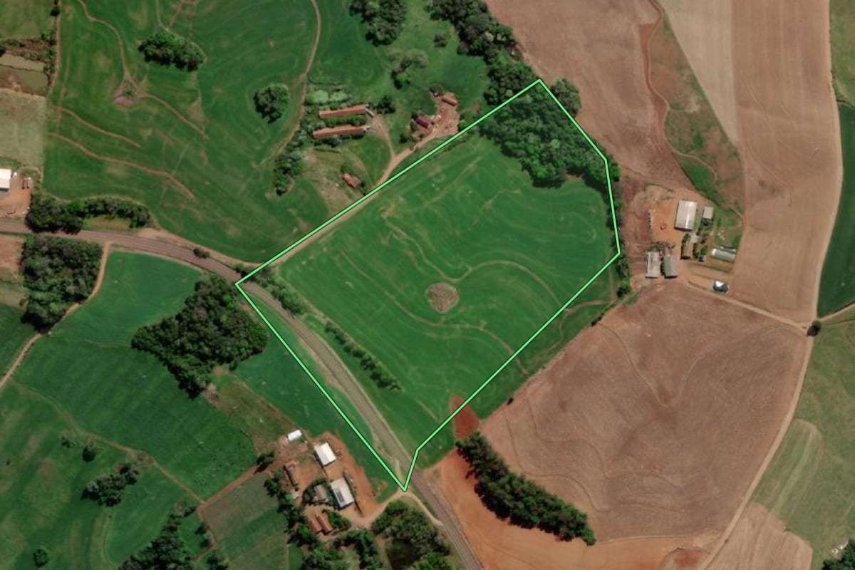 Imagem de satélite do imóvel rural em Tiradentes do Sul (RS), com o contorno declarado no CAR desenhado por cima.