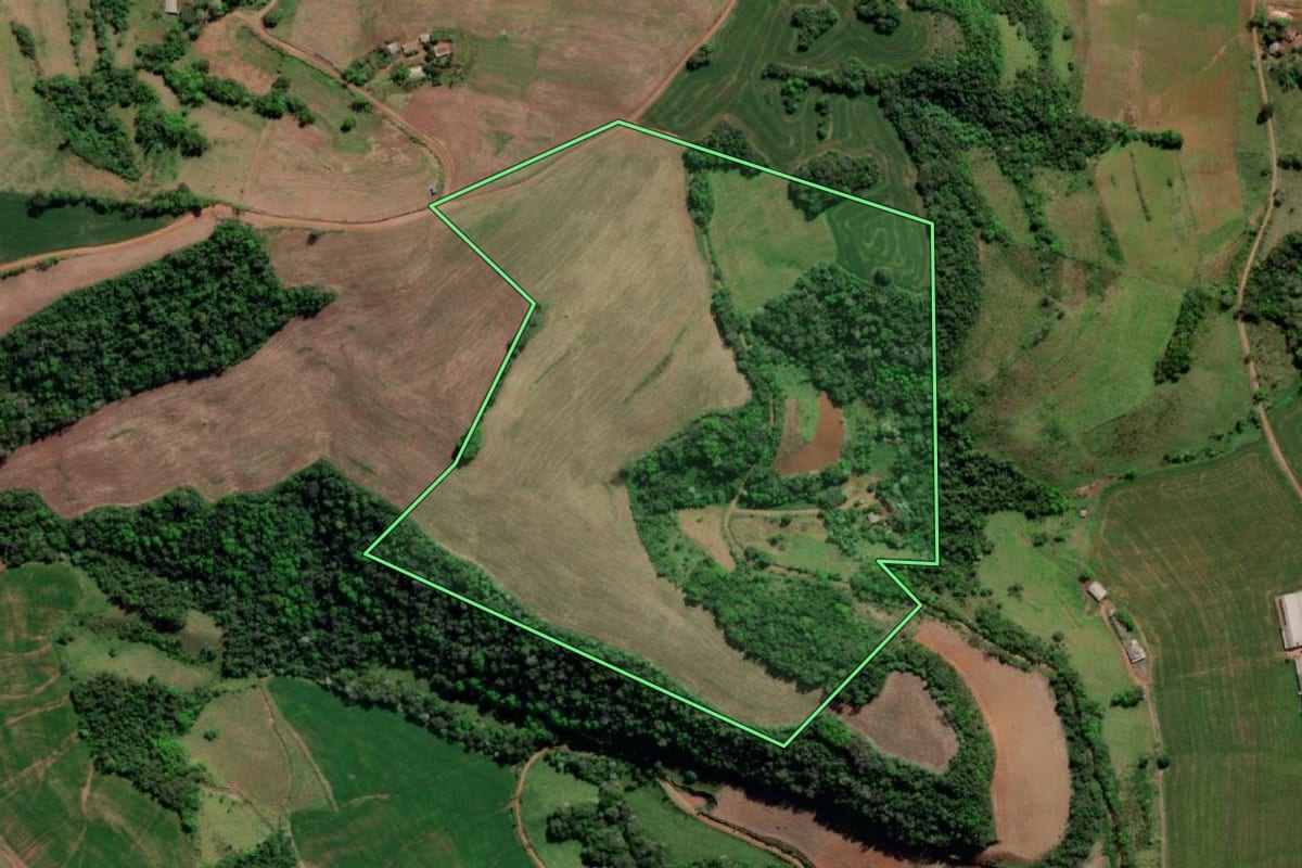 Imagem de satélite do imóvel rural em Tiradentes do Sul (RS), com o contorno declarado no CAR desenhado por cima.