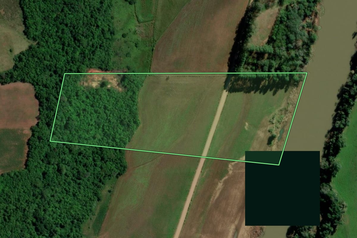 Imagem de satélite do imóvel rural em Toropi (RS), com o contorno declarado no CAR desenhado por cima.