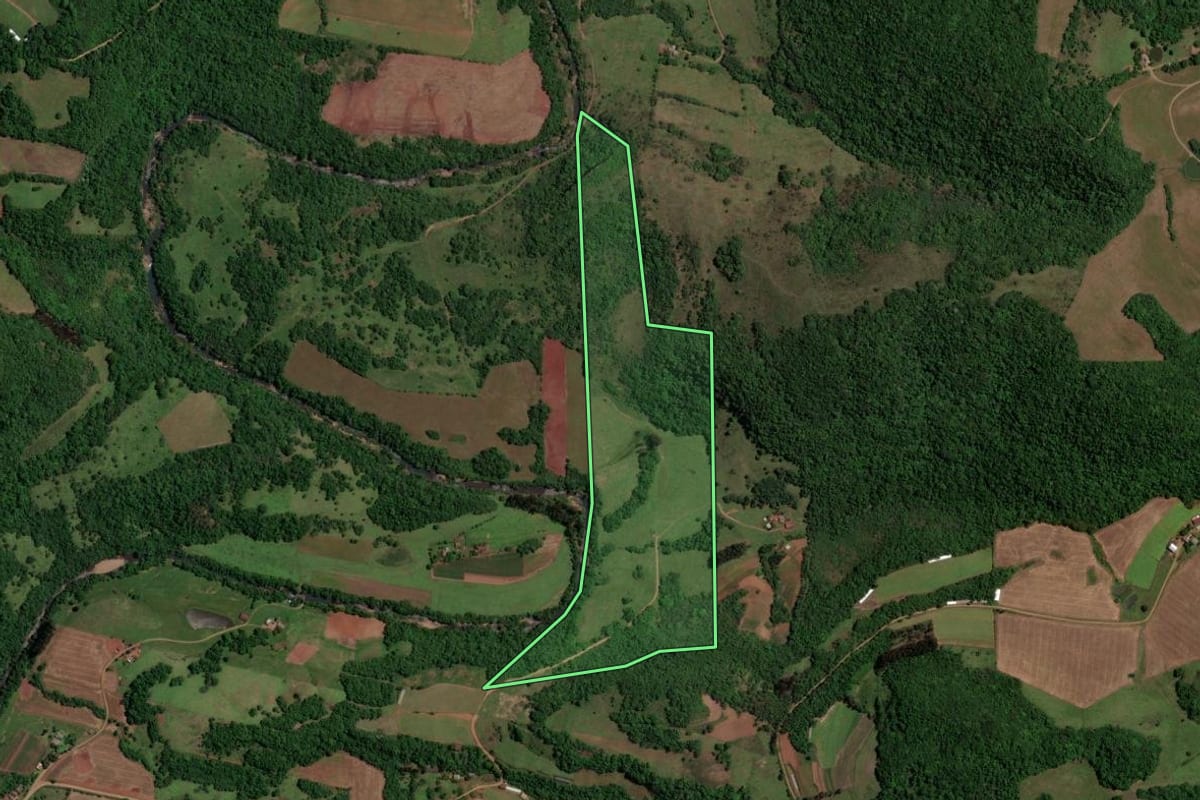 Imagem de satélite do imóvel rural em Toropi (RS), com o contorno declarado no CAR desenhado por cima.