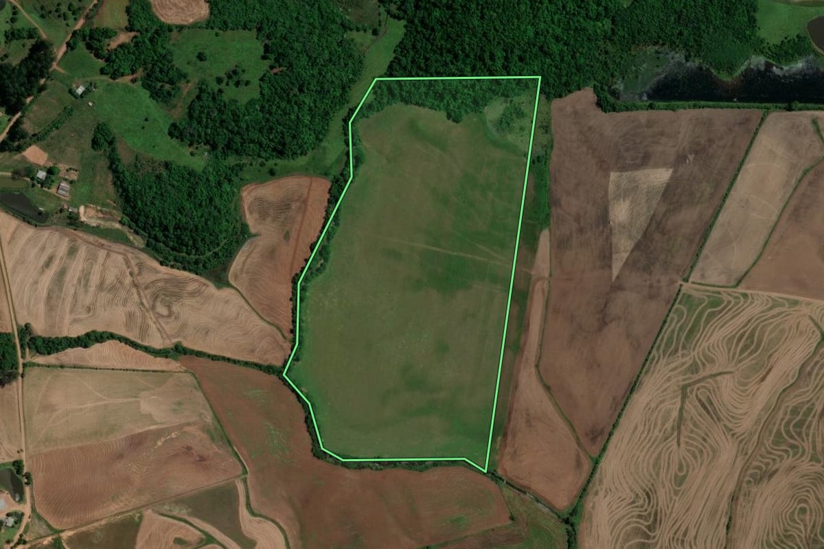 Imagem de satélite do imóvel rural em Toropi (RS), com o contorno declarado no CAR desenhado por cima.