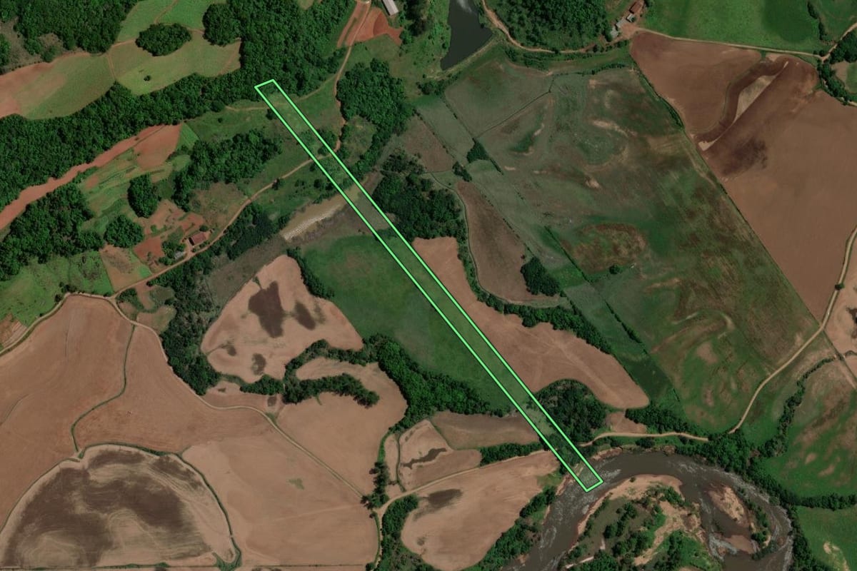Imagem de satélite do imóvel rural em Toropi (RS), com o contorno declarado no CAR desenhado por cima.
