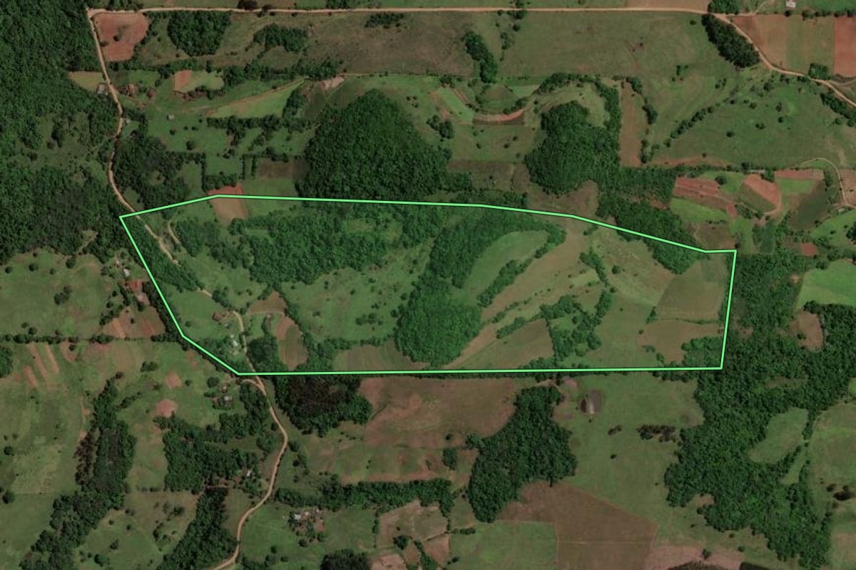 Imagem de satélite do imóvel rural em Toropi (RS), com o contorno declarado no CAR desenhado por cima.