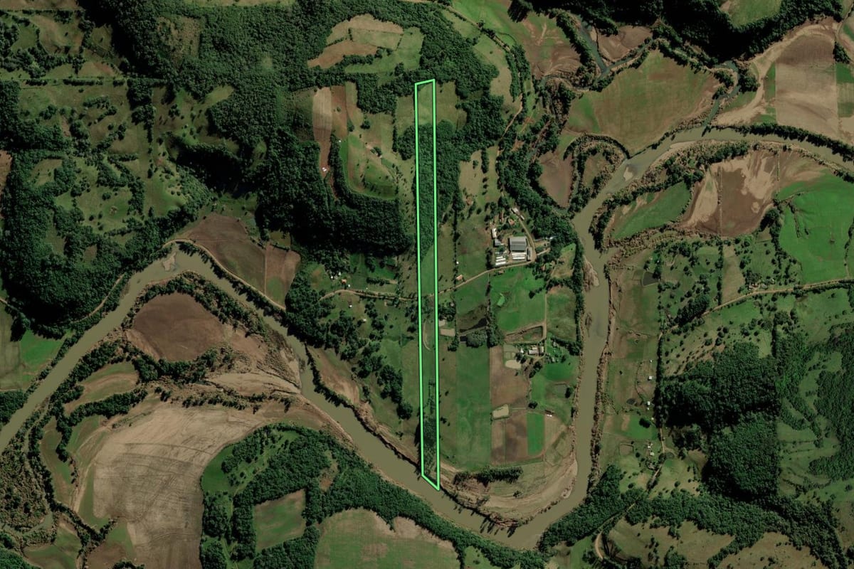 Imagem de satélite do imóvel rural em Toropi (RS), com o contorno declarado no CAR desenhado por cima.