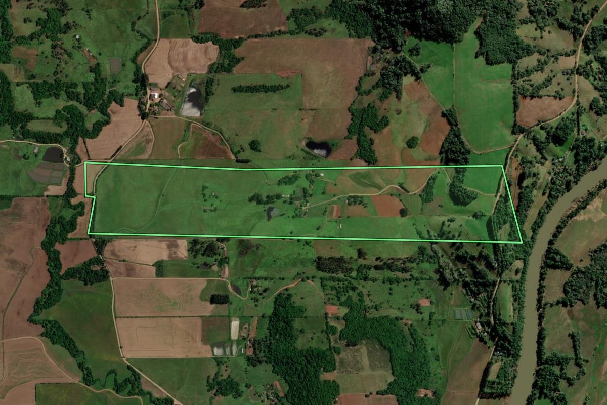 Imagem de satélite do imóvel rural em Toropi (RS), com o contorno declarado no CAR desenhado por cima.