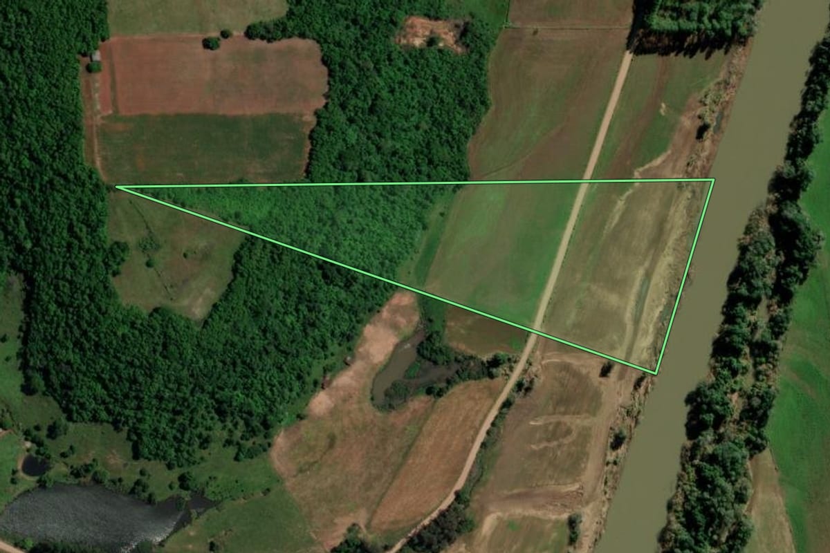 Imagem de satélite do imóvel rural em Toropi (RS), com o contorno declarado no CAR desenhado por cima.