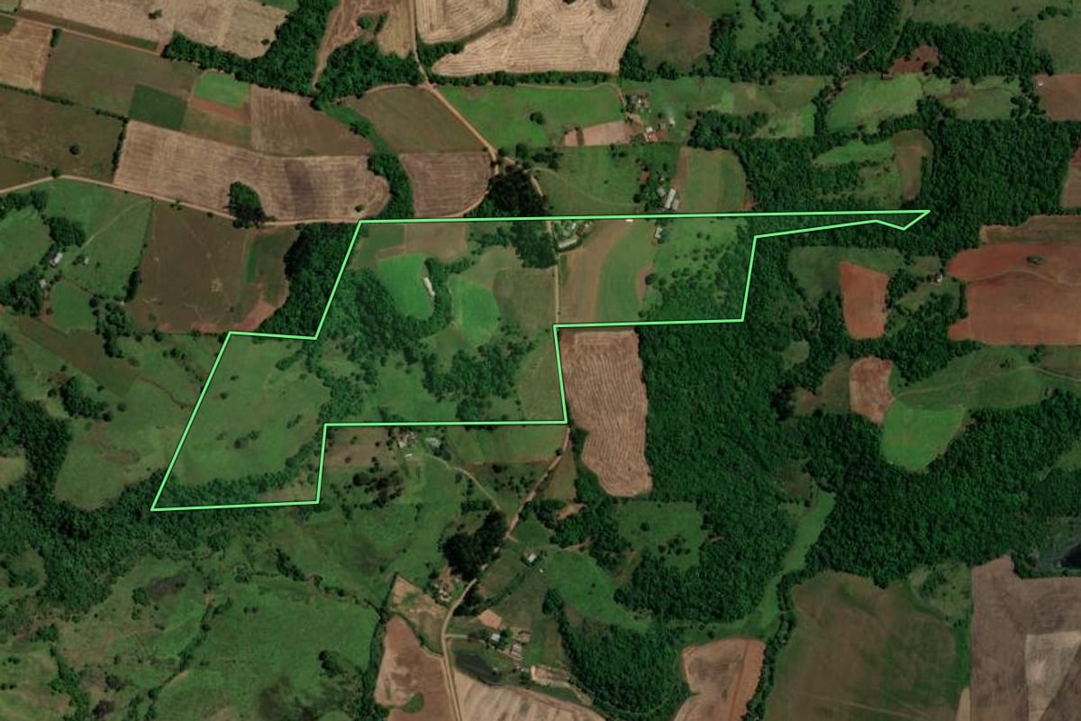 Imagem de satélite do imóvel rural em Toropi (RS), com o contorno declarado no CAR desenhado por cima.