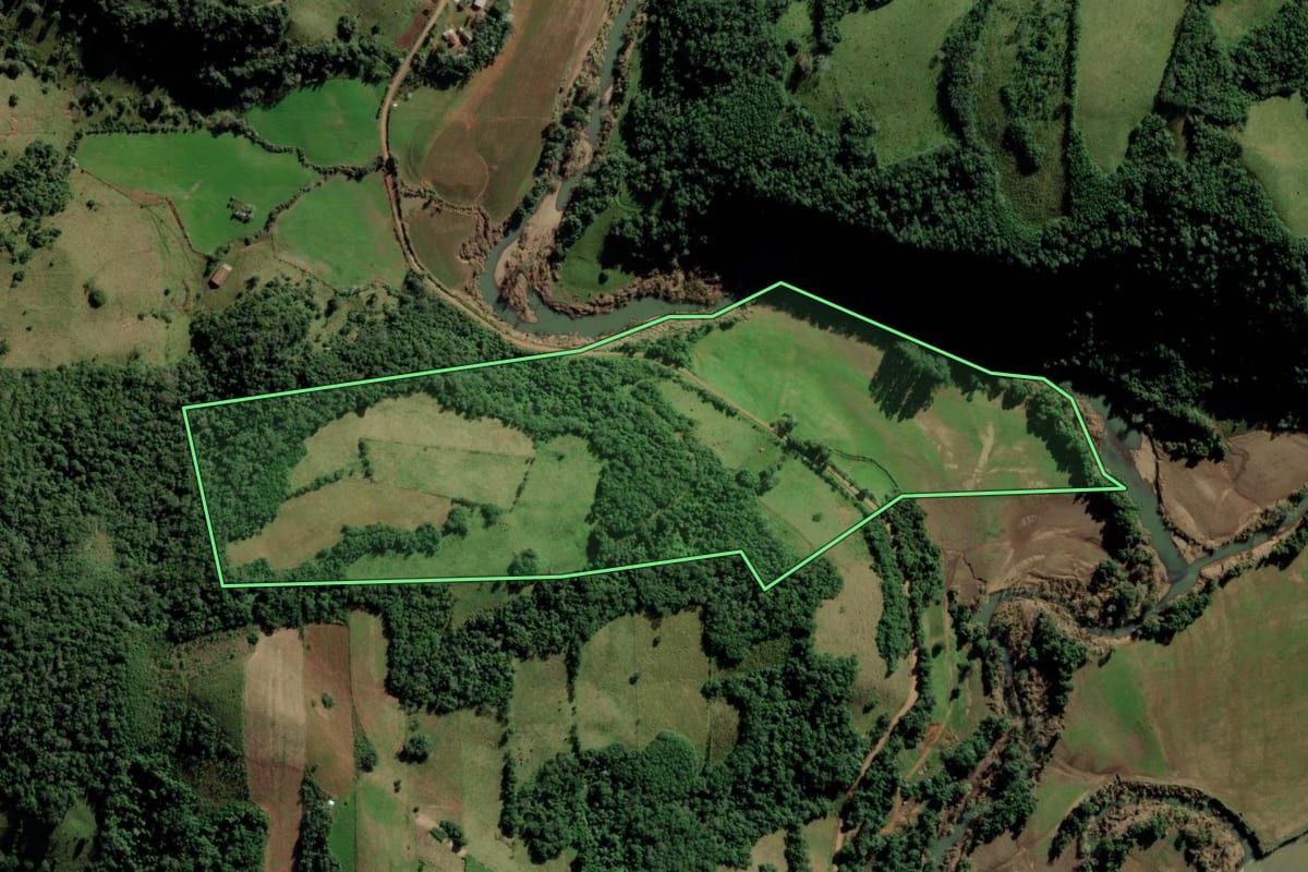 Imagem de satélite do imóvel rural em Toropi (RS), com o contorno declarado no CAR desenhado por cima.
