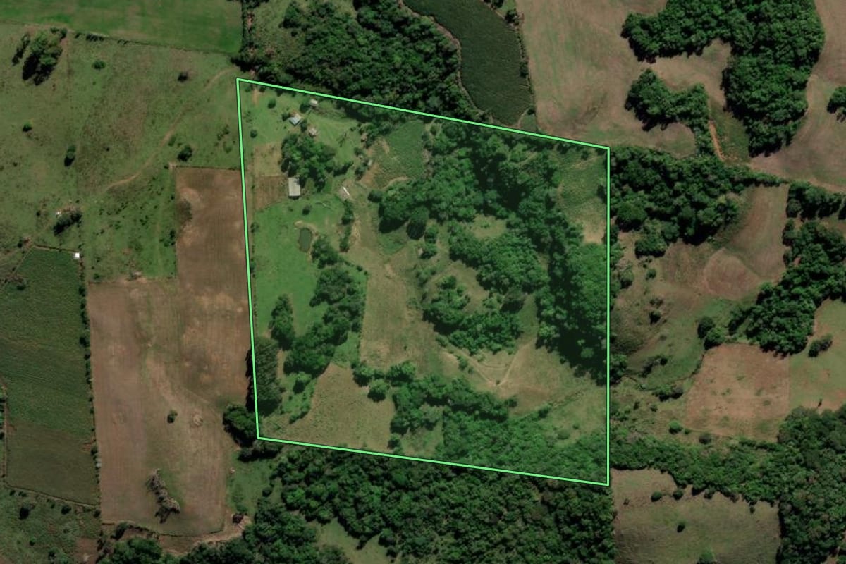 Imagem de satélite do imóvel rural em Toropi (RS), com o contorno declarado no CAR desenhado por cima.