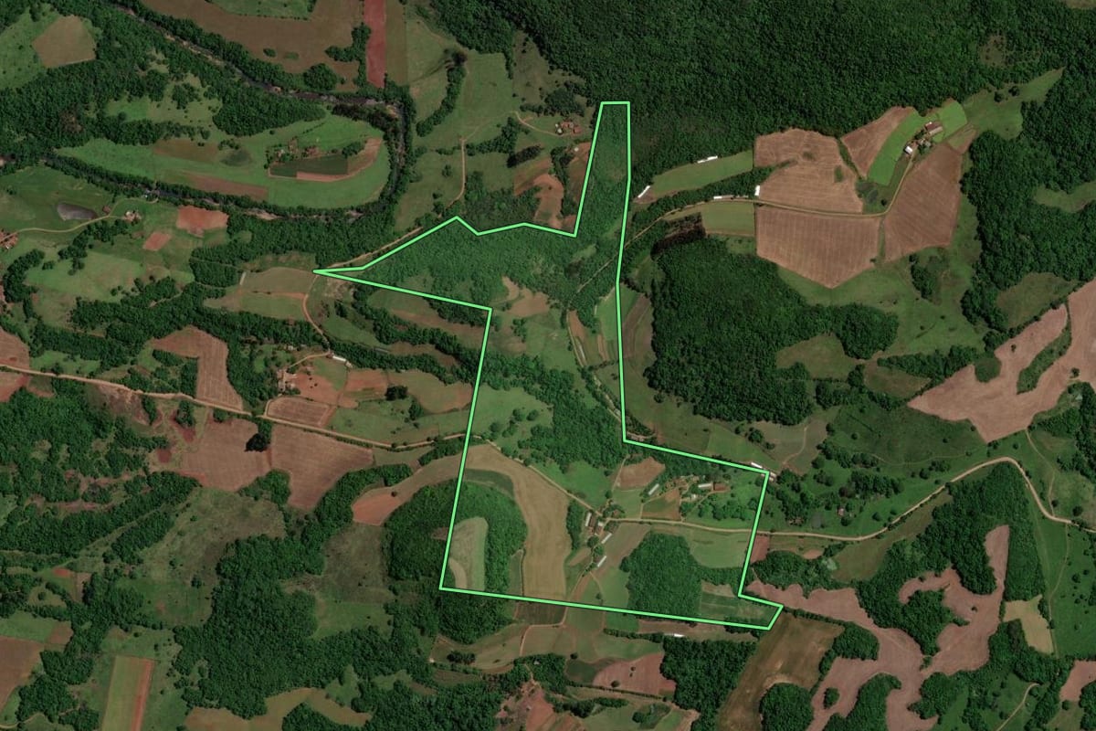 Imagem de satélite do imóvel rural em Toropi (RS), com o contorno declarado no CAR desenhado por cima.