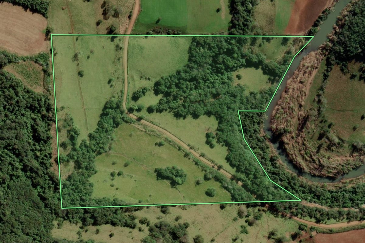 Imagem de satélite do imóvel rural em Toropi (RS), com o contorno declarado no CAR desenhado por cima.