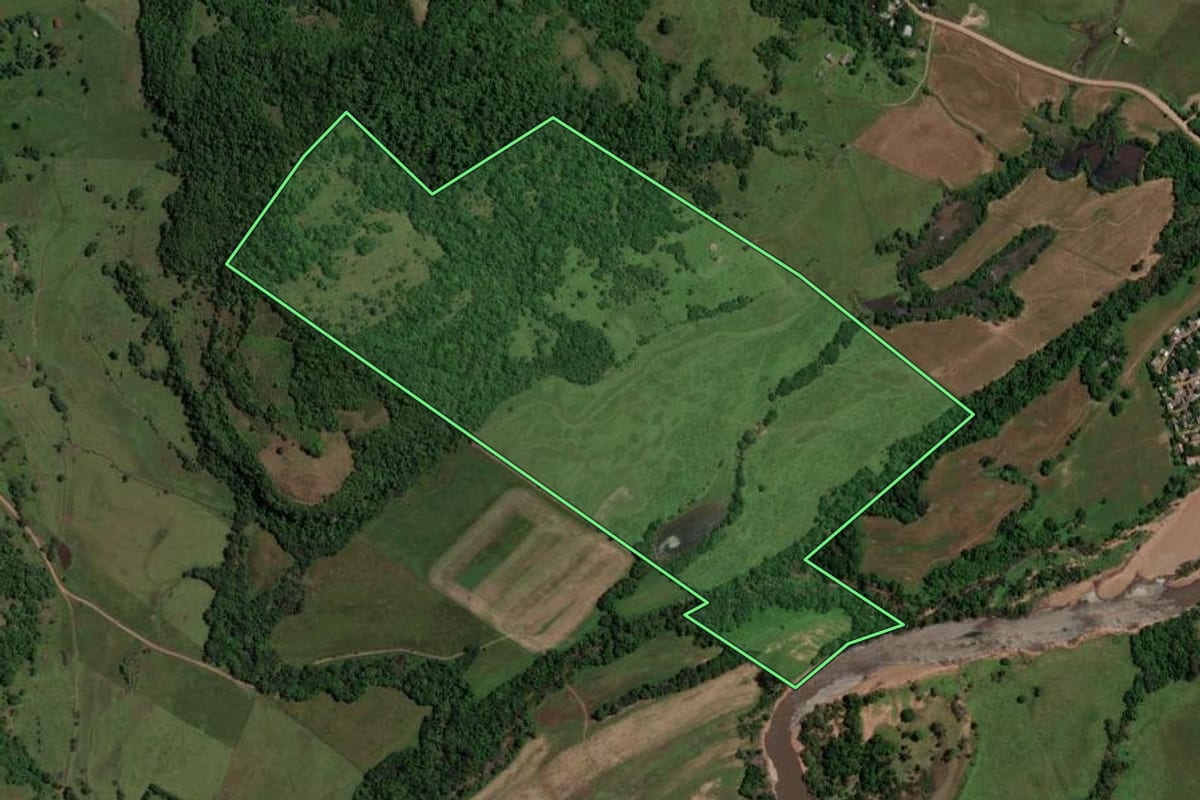 Imagem de satélite do imóvel rural em Toropi (RS), com o contorno declarado no CAR desenhado por cima.