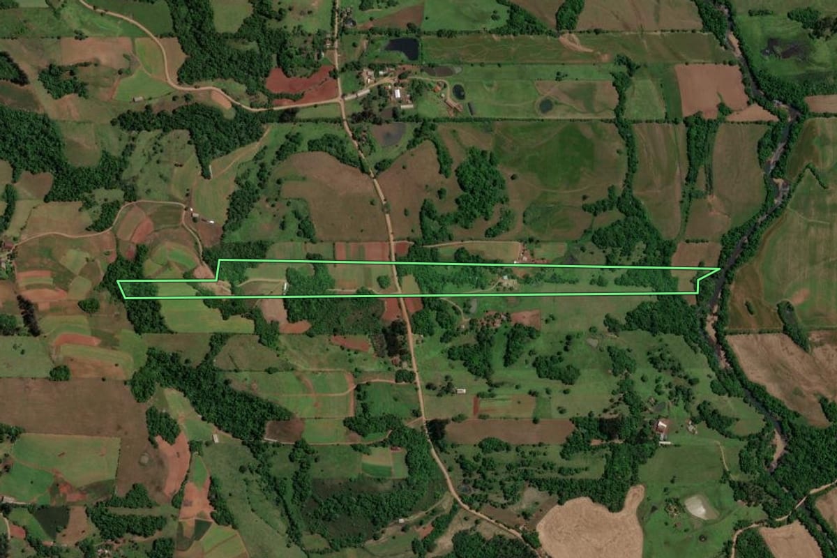 Imagem de satélite do imóvel rural em Toropi (RS), com o contorno declarado no CAR desenhado por cima.