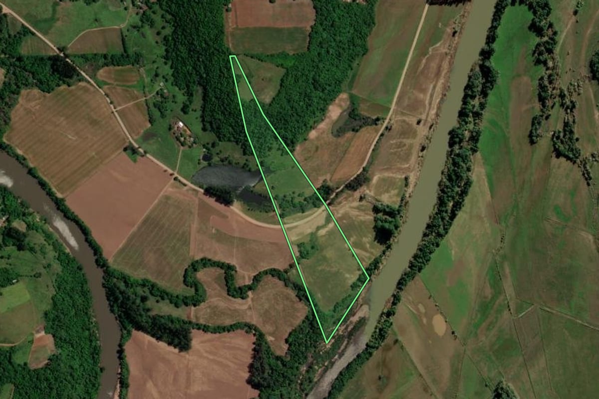 Imagem de satélite do imóvel rural em Toropi (RS), com o contorno declarado no CAR desenhado por cima.