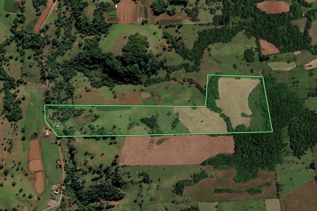 Imagem de satélite do imóvel rural em Toropi (RS), com o contorno declarado no CAR desenhado por cima.