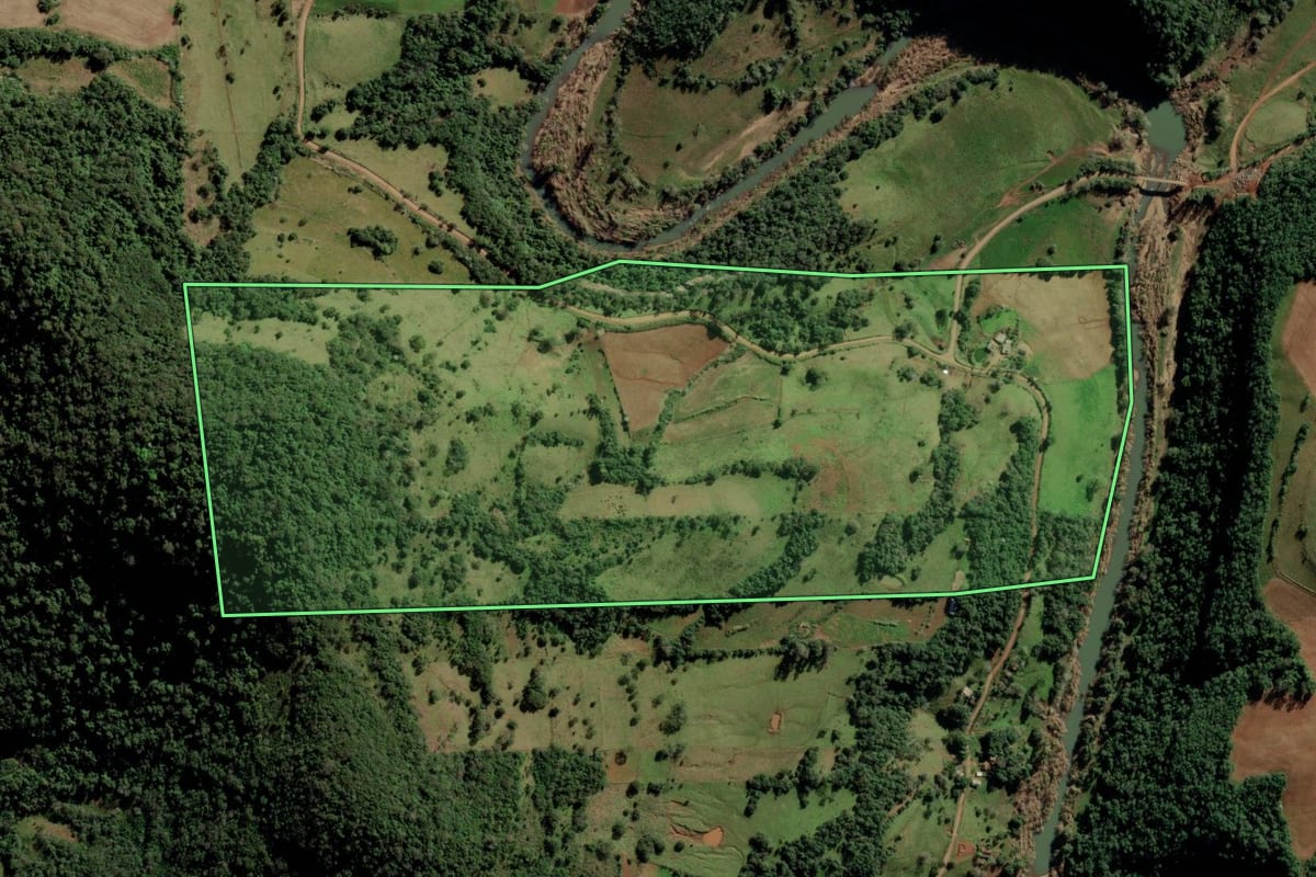 Imagem de satélite do imóvel rural em Toropi (RS), com o contorno declarado no CAR desenhado por cima.