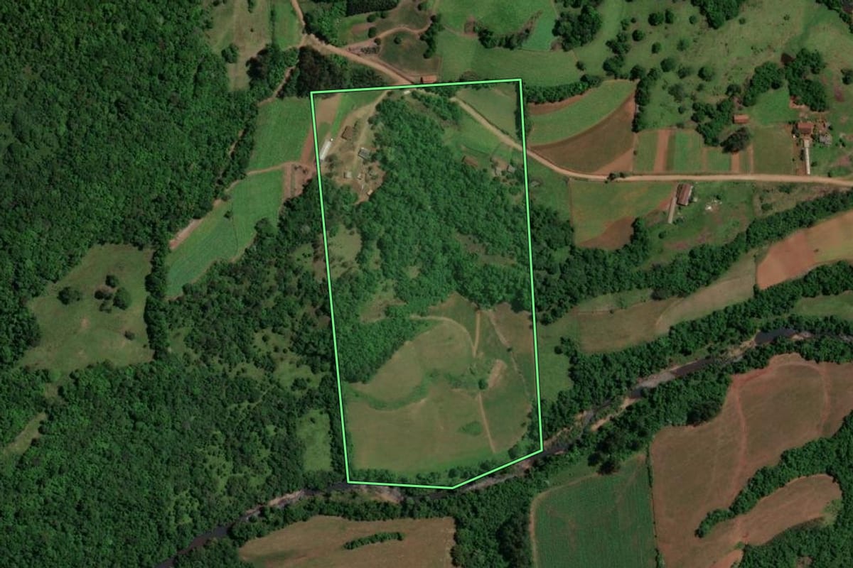 Imagem de satélite do imóvel rural em Toropi (RS), com o contorno declarado no CAR desenhado por cima.