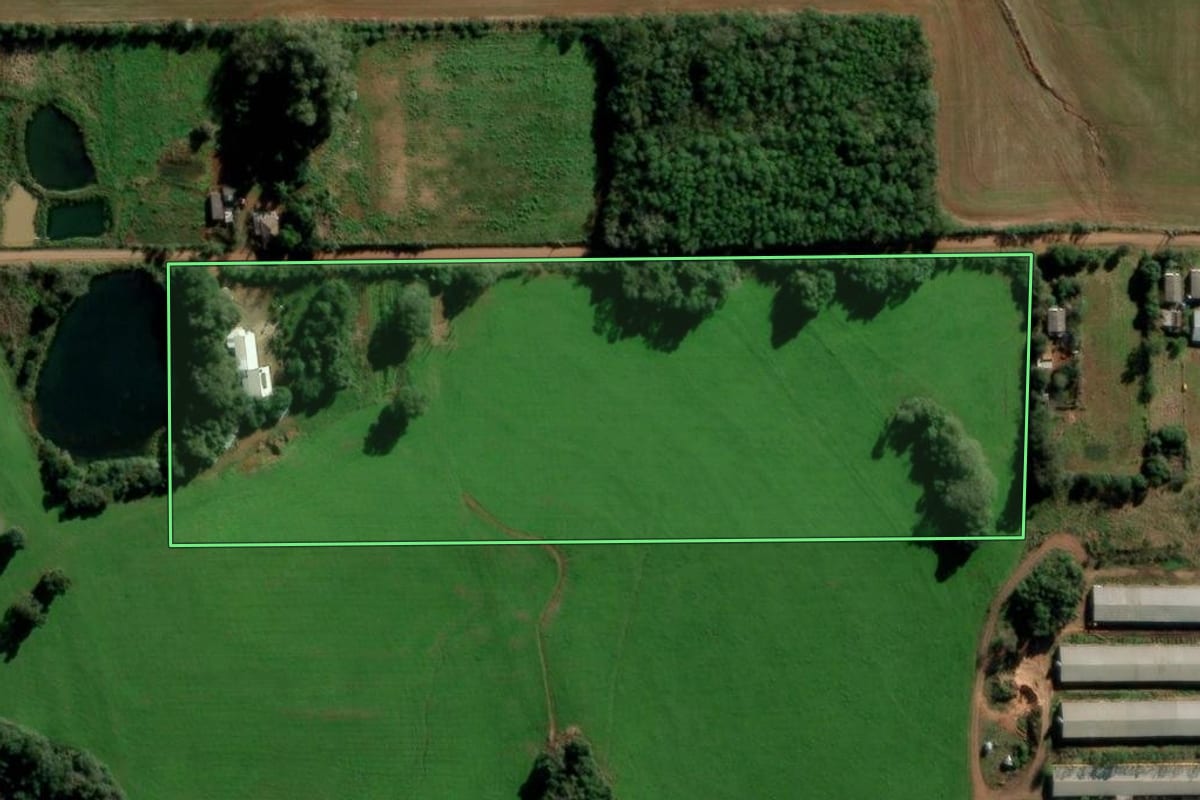 Imagem de satélite do imóvel rural em Toropi (RS), com o contorno declarado no CAR desenhado por cima.