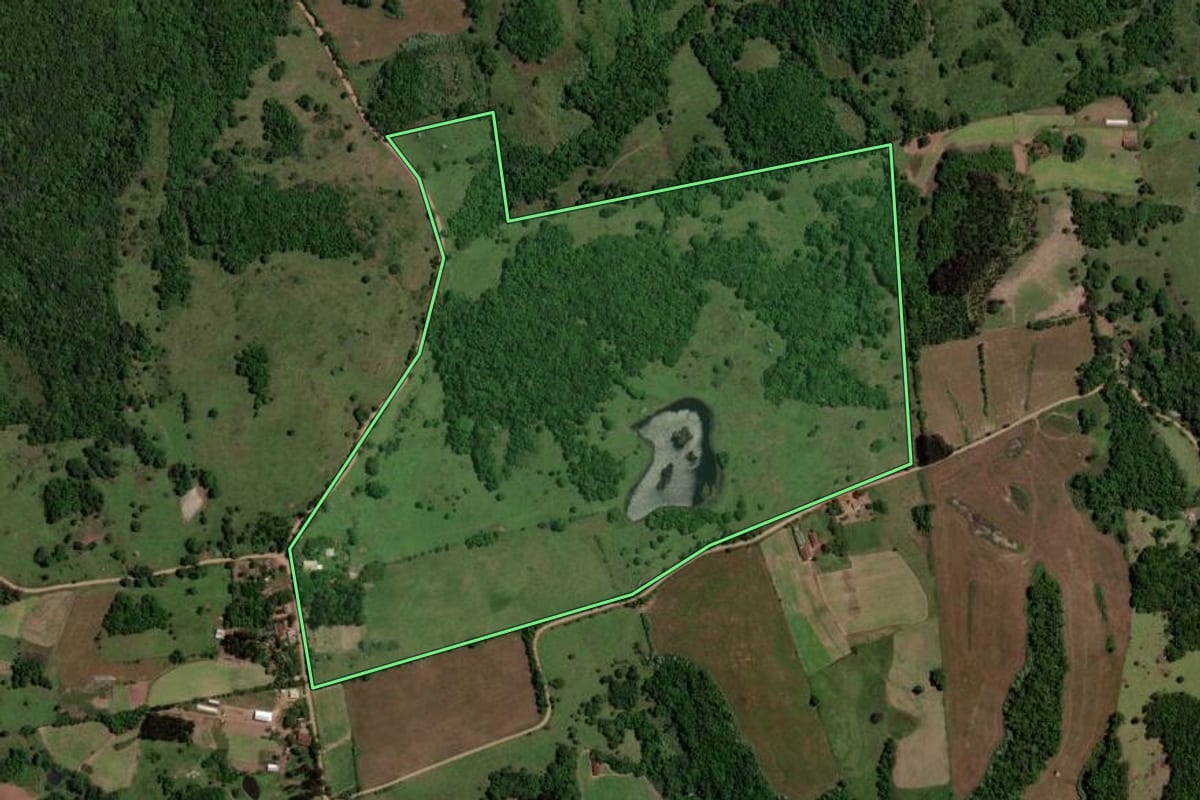Imagem de satélite do imóvel rural em Toropi (RS), com o contorno declarado no CAR desenhado por cima.