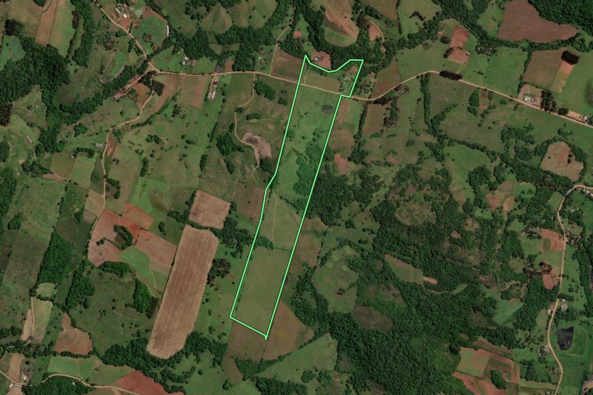 Imagem de satélite do imóvel rural em Toropi (RS), com o contorno declarado no CAR desenhado por cima.