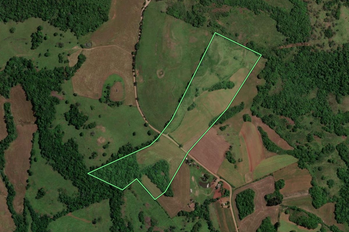 Imagem de satélite do imóvel rural em Toropi (RS), com o contorno declarado no CAR desenhado por cima.